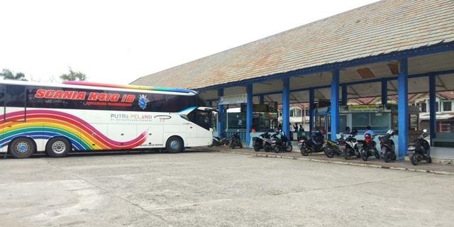 Bus di terminal