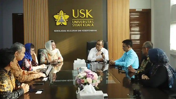 Tim-USK-dan-ILO-melakukan-pertemuan-di-Ruang-Mini-Rektor-USK-Banda-Aceh-Kamis-2342026