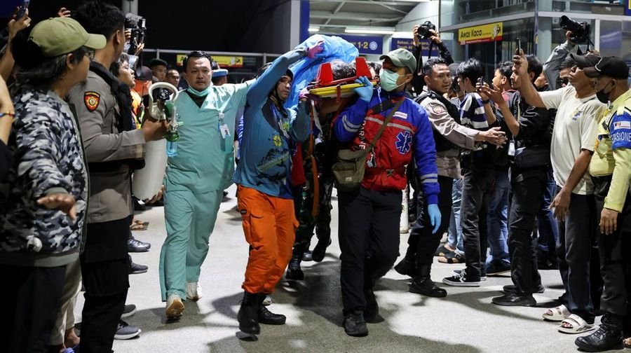 anggota-tim-penyelamat-indonesia-membawa-korban-setelah-dua-kereta-api-bertabrakan-pada-senin-malam-di-kota-bekasi-provinsi-ja-1777307144850_169