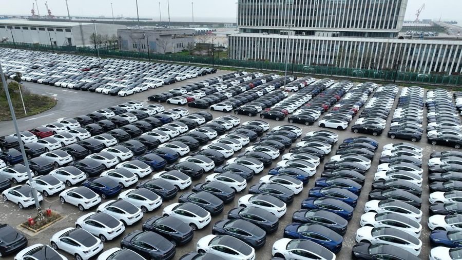 foto-udara-menalpilkan-mobil-listrik-tesla-yang-akan-dikirim-terparkir-di-pelabuhan-nangang-shanghai-china-1_169