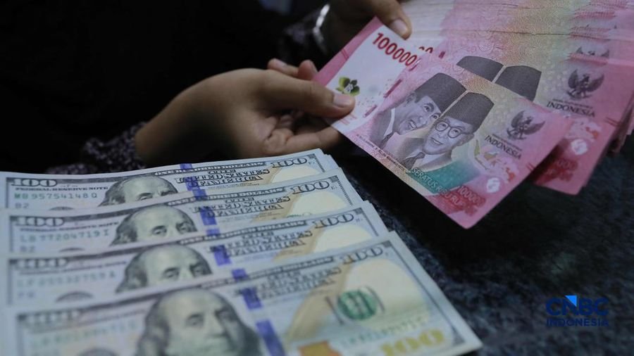 karyawan-menghitung-uang-pecahan-dolar-amerika-serikat-as-di-gerai-penukaran-mata-uang-asing-jakarta-jumat-2442026-1777018063885_169