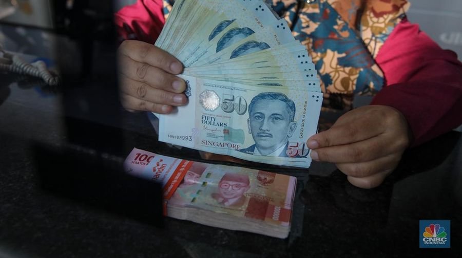 petugas-menjunjukkan-mata-uang-dolar-singapura-dan-rupiah-di-vip-money-changer-jakarta-kamis-2592025-1758795008466_169