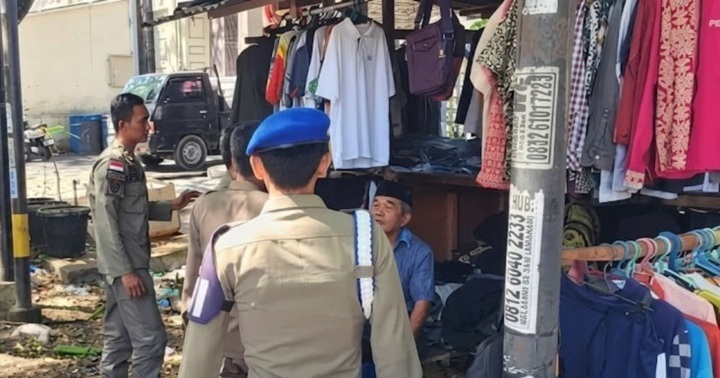Satpol PP-WH Tertibkan Lapak Thrifting yang Ganggu Kenyamanan Warga Peunayong