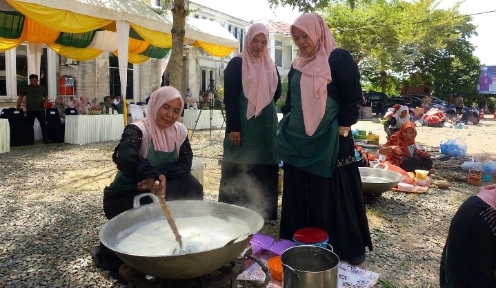 Tradisi Bubur Asyura dan Teut Apam Hidupkan Semangat Kebersamaan di Aceh Besar
