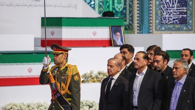 pm-pakistan-shehbaz-sharif-melayat-ke-jenazah-ali-khamenei-1783084243814_169