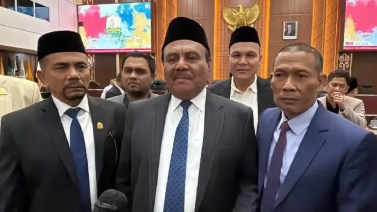 Wakil-Ketua-DPRA-Ali-Basrah-didampingi-Ketua-DPRA-Zulfadhli