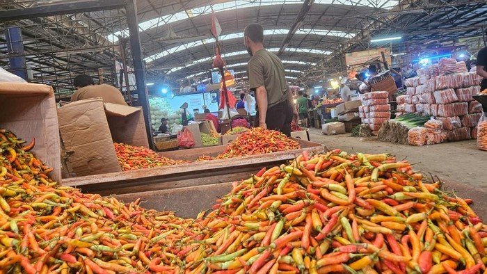 cabai-rawit-merah-mengalir-ke-pasar-induk-kramat-jati-1771573533198_169