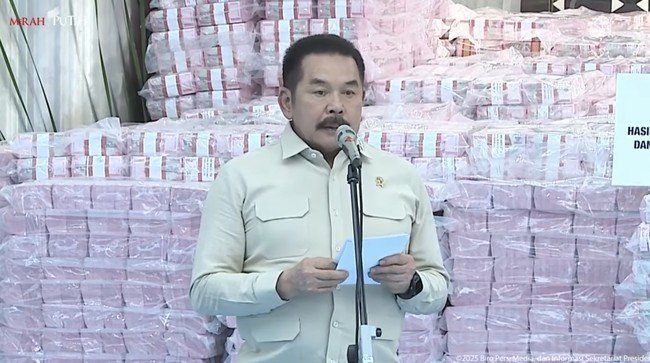 jaksa-agung-st-burhanuddin-saat-konferensi-pers-kegiatan-satgas-pkh-serta-penyerahan-hasil-penyelamatan-keuangan-negara-di-kej-1766563972529_169